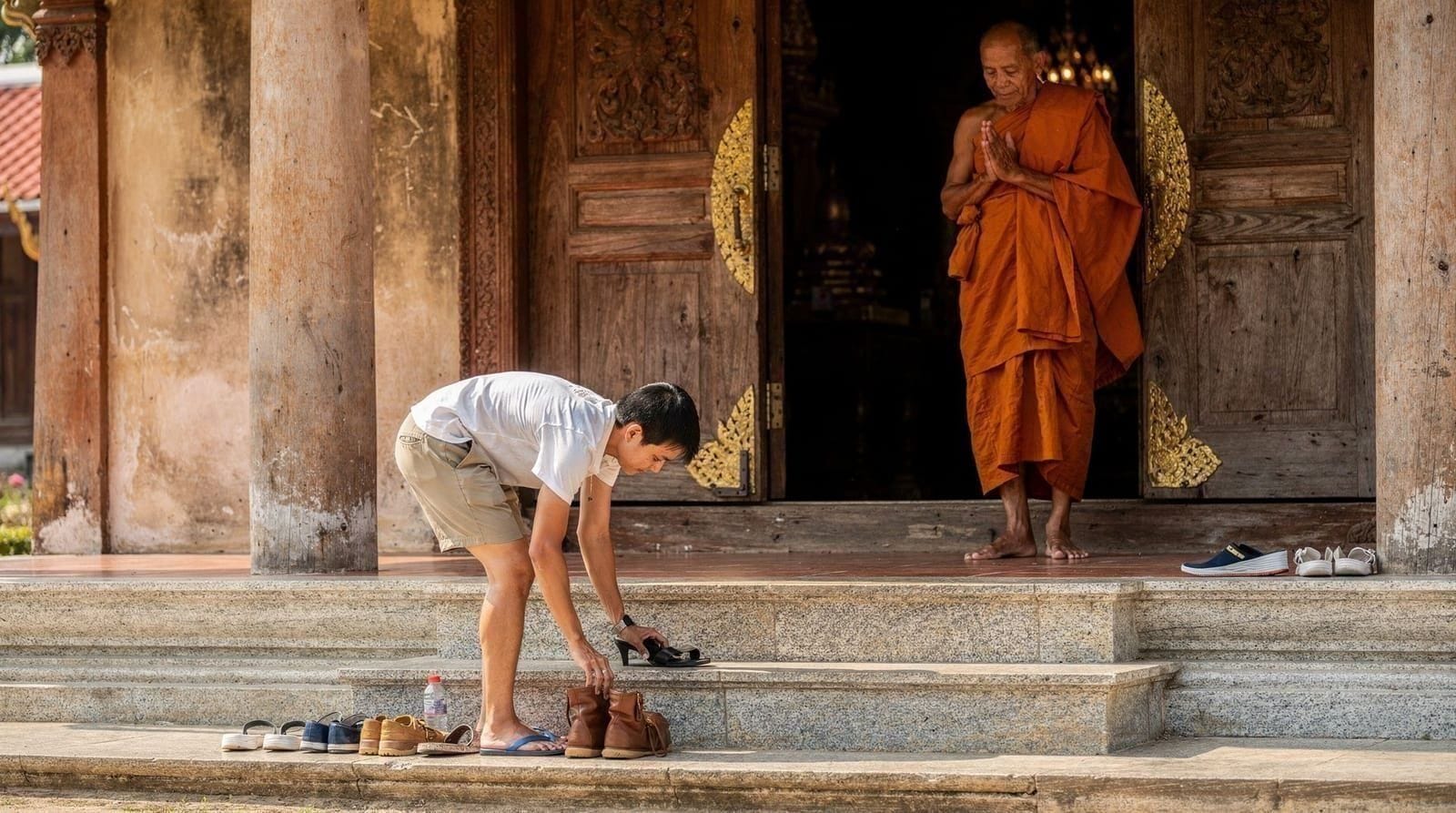 Thai culture and etiquette guide for Phuket visitors — Everything you need to know about Thai etiquette in Phuket — temples, the monarc